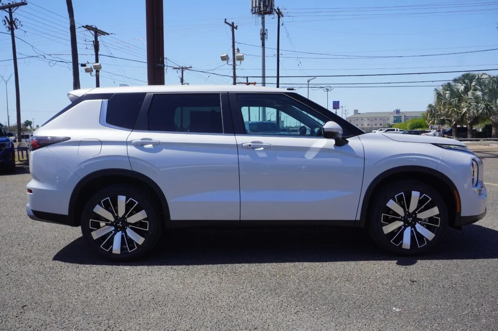 2026 Mitsubishi Outlander SE