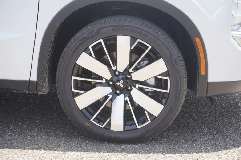 2026 Mitsubishi Outlander SE