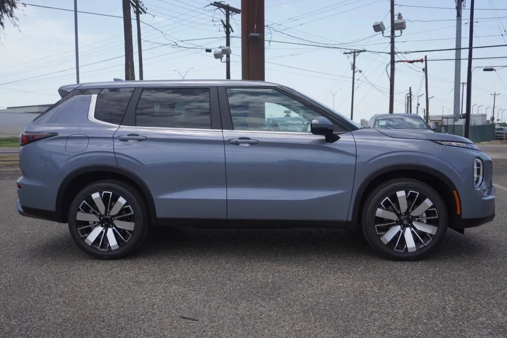 2026 Mitsubishi Outlander SE