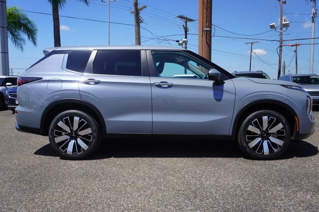 2026 Mitsubishi Outlander SE