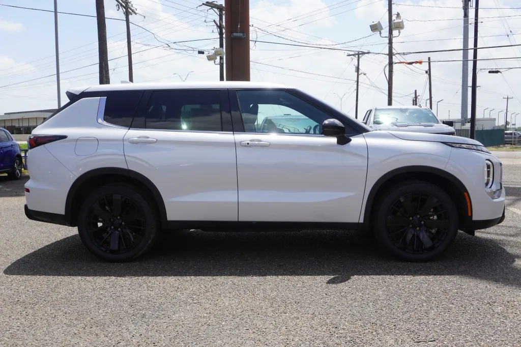 2026 Mitsubishi Outlander SE