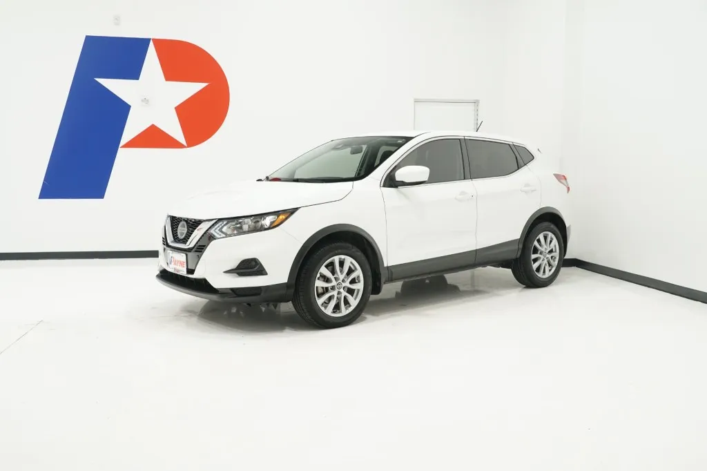 2022 Nissan Rogue Sport S's photo