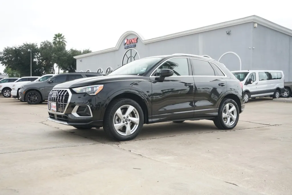 Audi Q3's photo